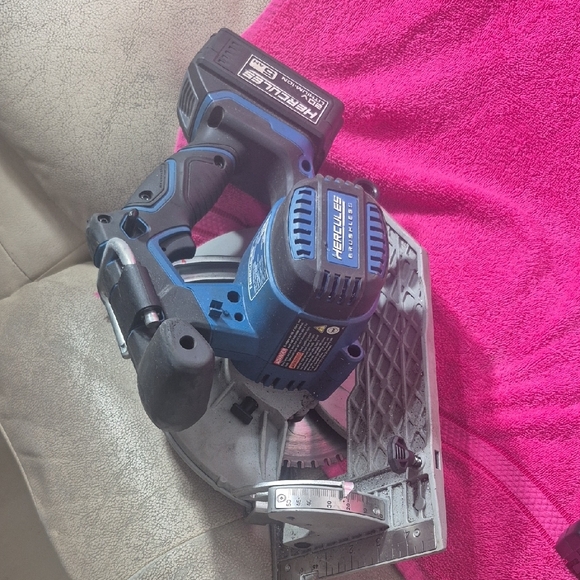 Cordless Circular Saw - Black and Blue - Picture 5 of 7